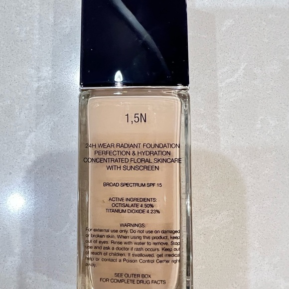 Dior Forever Skin Glow
Radiant Foundation - 24h Wear and Hydration (shade 1.5) - Picture 4 of 4